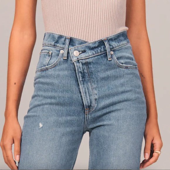 Abercrombie & Fitch Denim - NWT Abercrombie 90s Ultra High Rise Straight Jeans